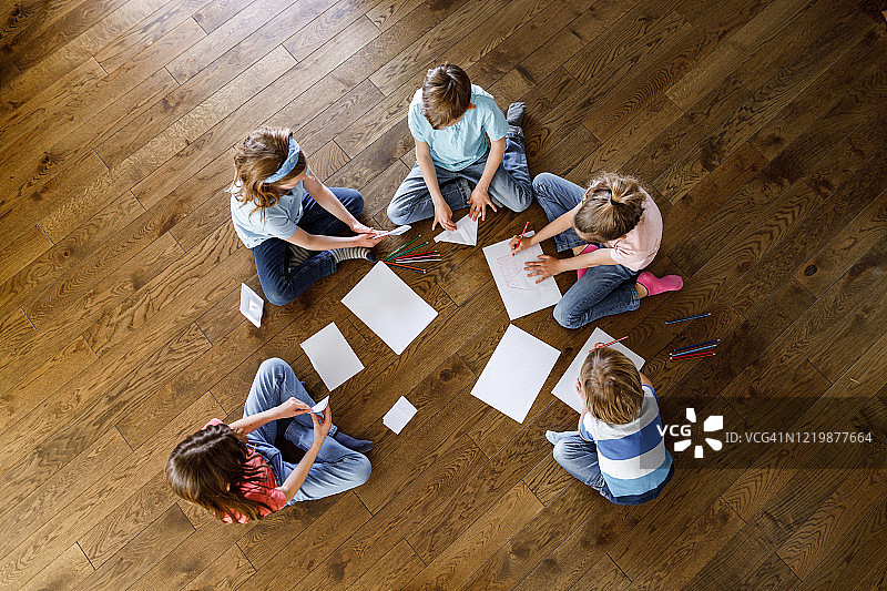 在木地板上进行创意活动的小朋友俯视图图片素材