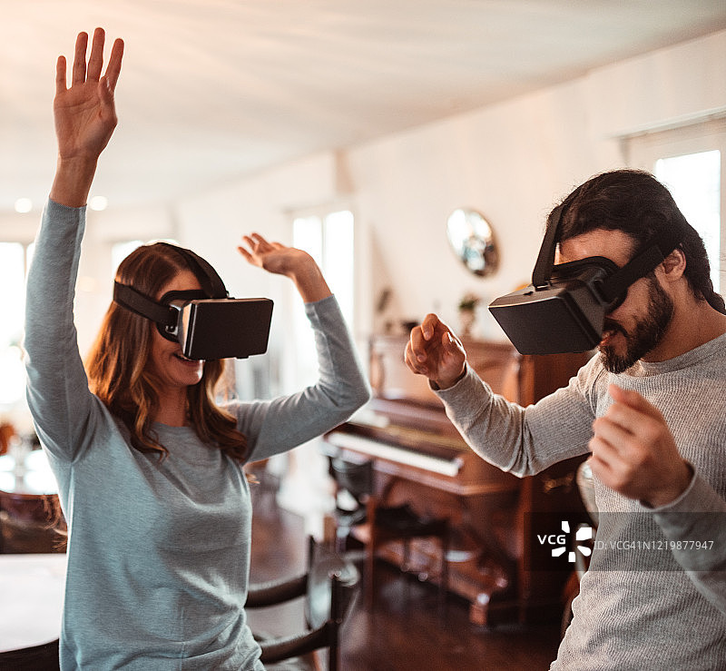 在家中使用VR眼镜的家庭图片素材