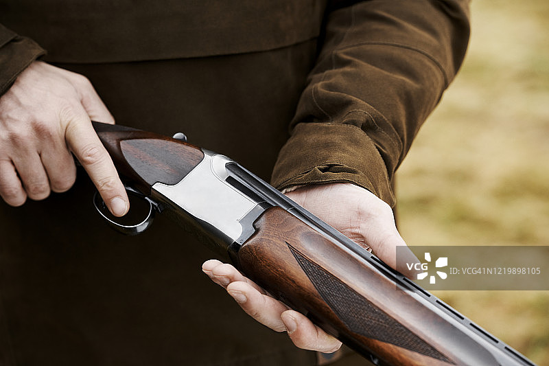 手持猎枪的特写图片素材