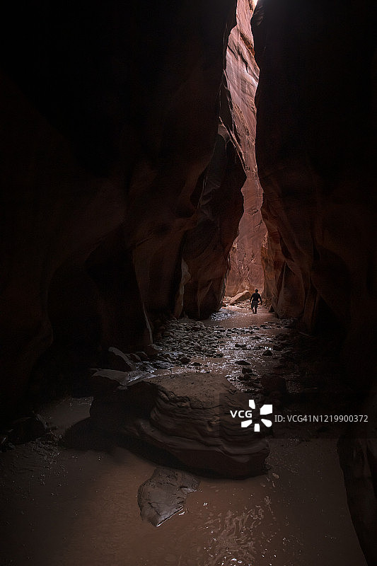 徒步旅行者穿越巴克金峡谷的剪影图片素材