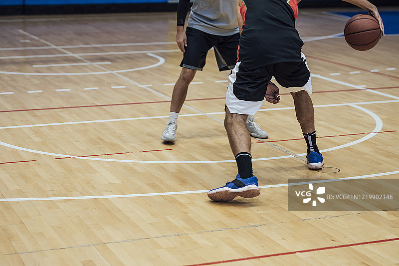 运球：两名无法辨认的篮球运动员在比赛中图片素材