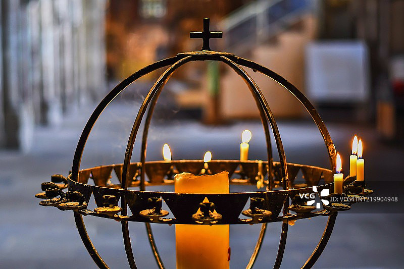 教堂中的蜡烛特写，纽伦堡，德国，欧洲图片素材