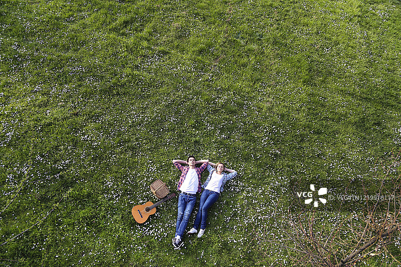 情侣躺在草地上图片素材
