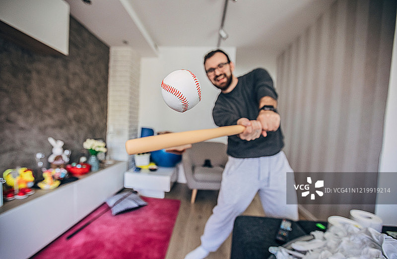 男人在家玩棒球图片素材