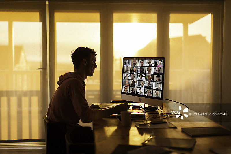 居家隔离期间，学生在家中进行视频通话图片素材