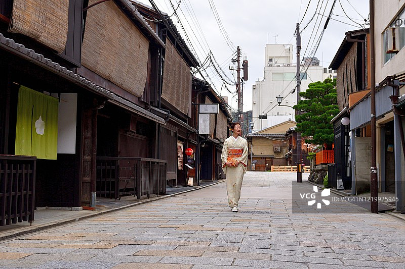 穿和服的日本女人走在京都老街上图片素材