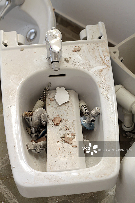 坐浴盆里的建筑垃圾图片素材