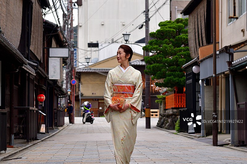 穿和服的日本女人走在京都老街上图片素材