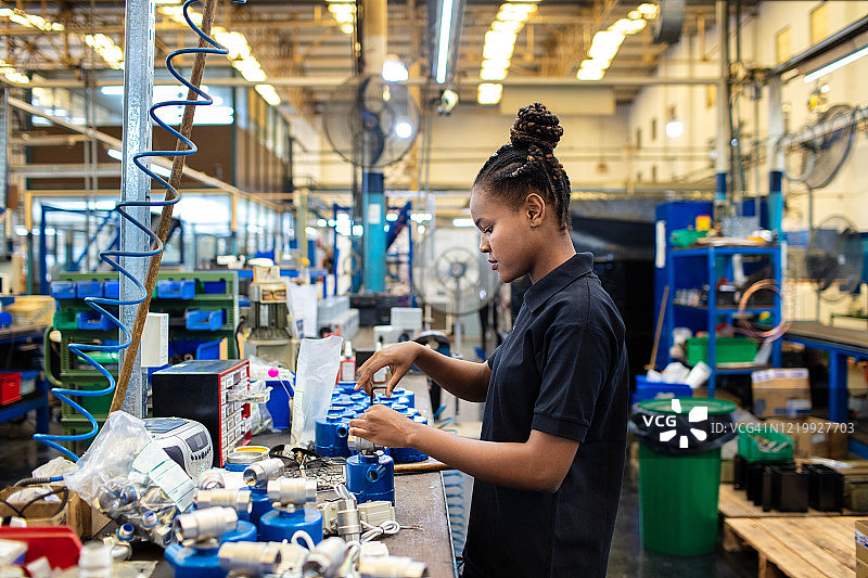 在工厂工作的女工图片素材