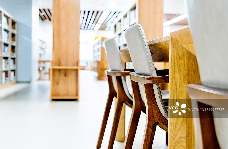 现代图书馆里的椅子和书架图片素材