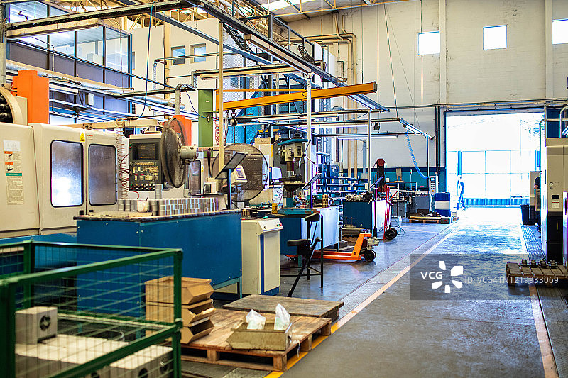 带自动化机器的生产车间内部图片素材