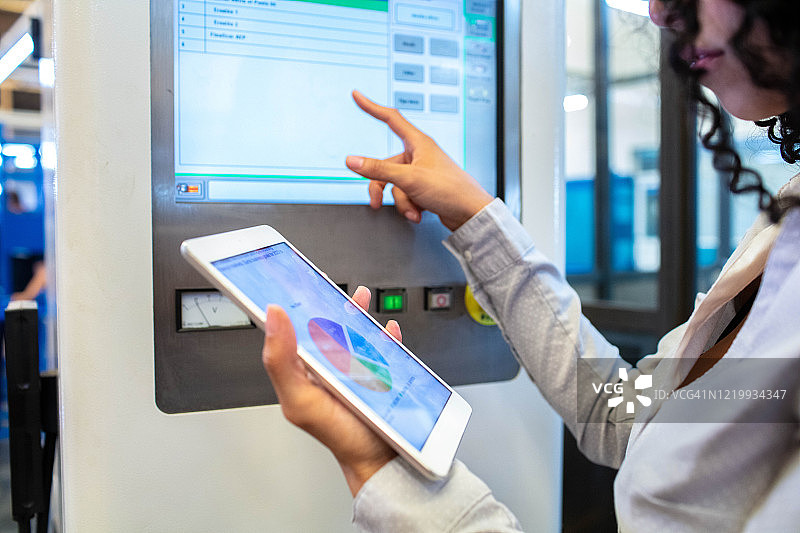 工程师正在用平板电脑分析机器数据图片素材