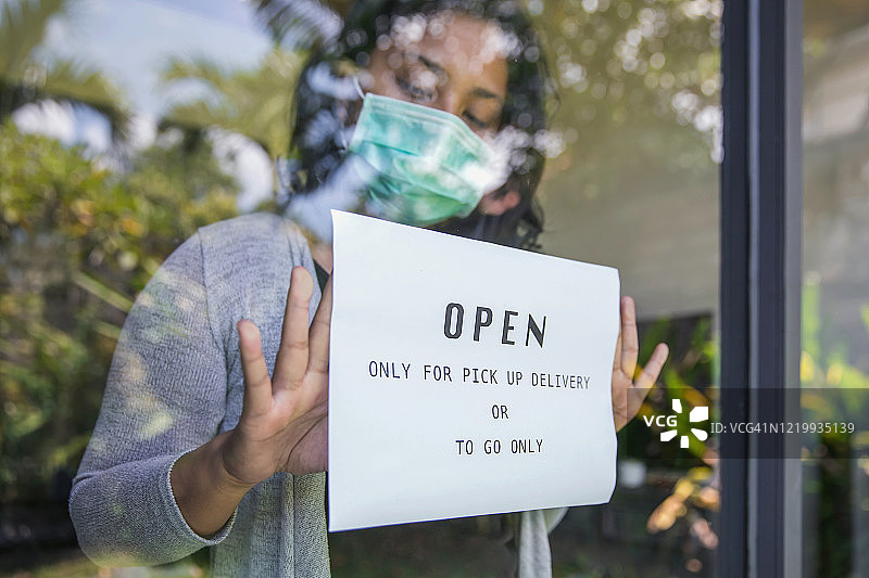 疫情期间，店主放置仅供自提外卖的开放标牌图片素材