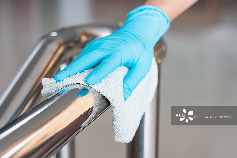 用毛巾清洁扶手的手图片素材