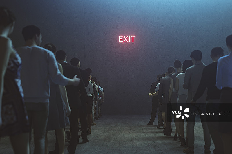 在出口标志前等待的疲惫的人们图片素材