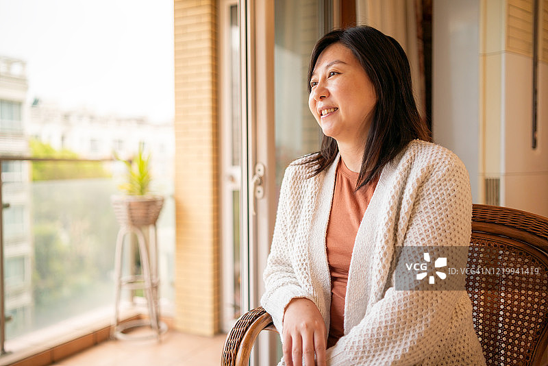 快乐的亚洲女人在家图片素材