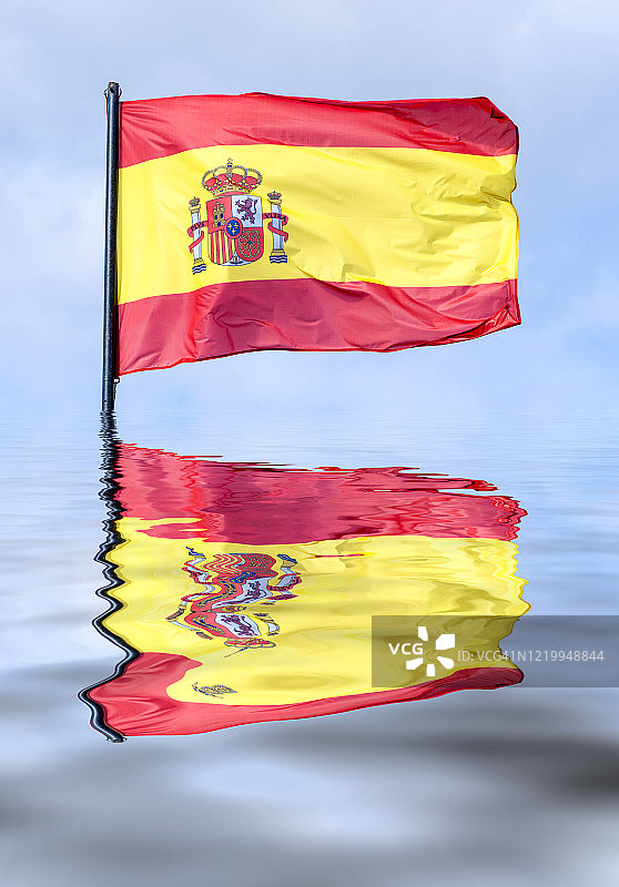 水面反射的西班牙国旗图片素材