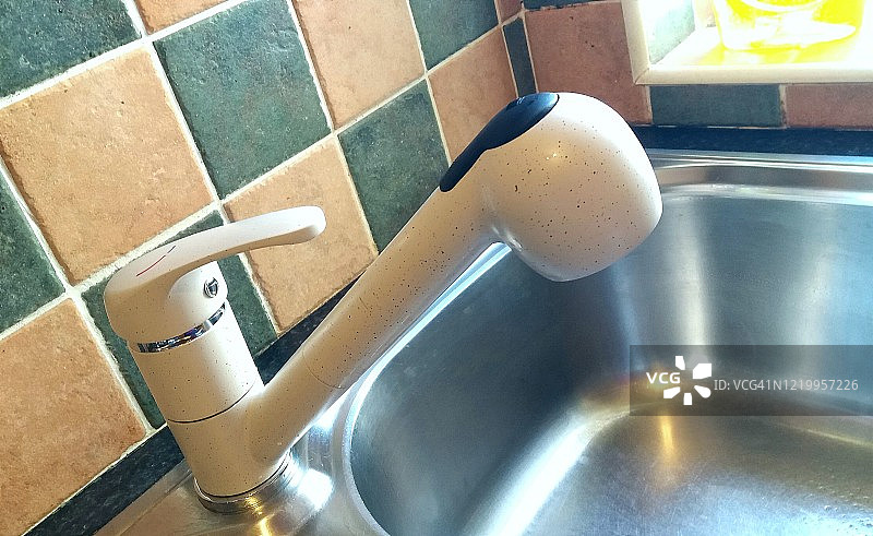 白色大理石抛光360度旋转厨房水槽龙头图片素材