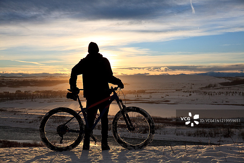 山脊上的山地自行车手剪影图片素材
