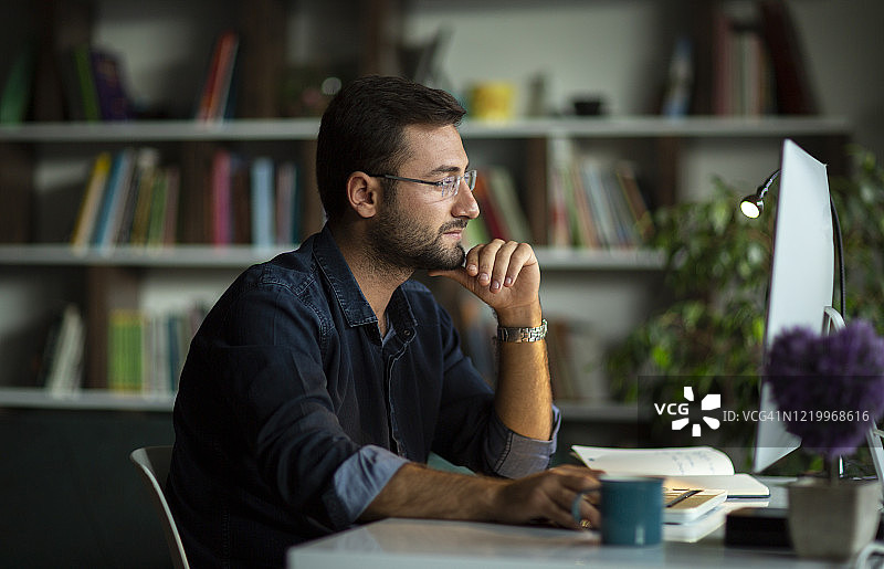 男人在家用电脑办公图片素材
