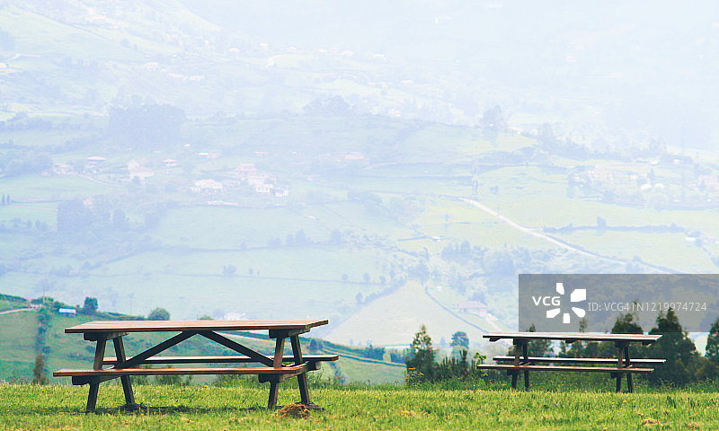 山顶上的野餐桌图片素材