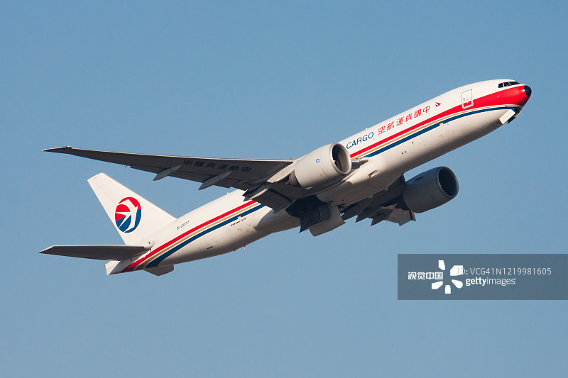 中国货运航空B-2077号波音777-200货机在香港赤鱲角机场起飞图片素材