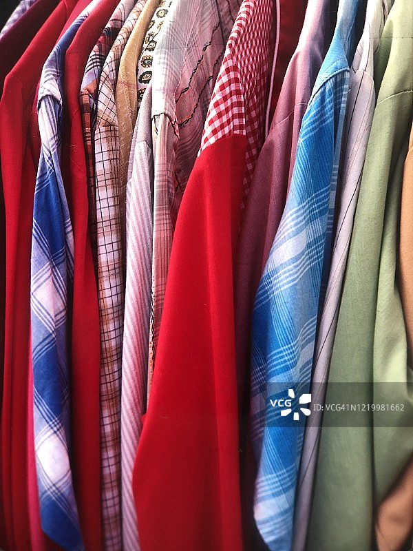 衣柜里挂着的男士衬衫（竖版）图片素材