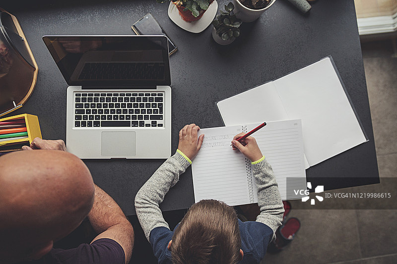 隔离期间的家庭教育图片素材