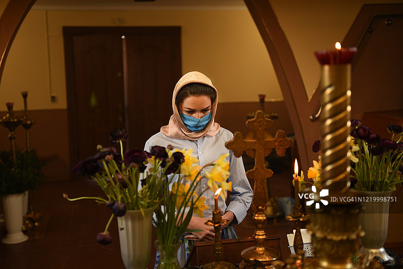 为健康祈祷的女人，新冠疫情图片素材
