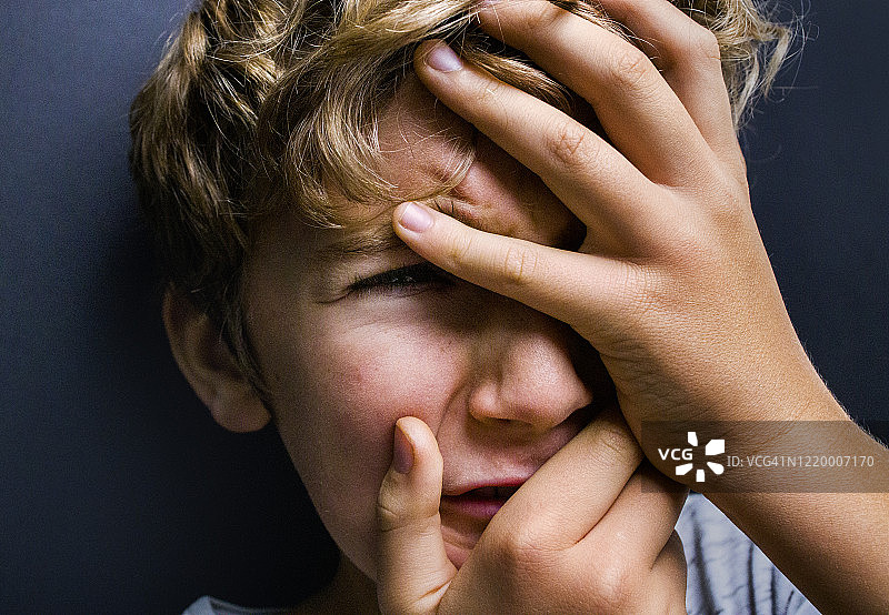 充满恐惧的男孩图片素材