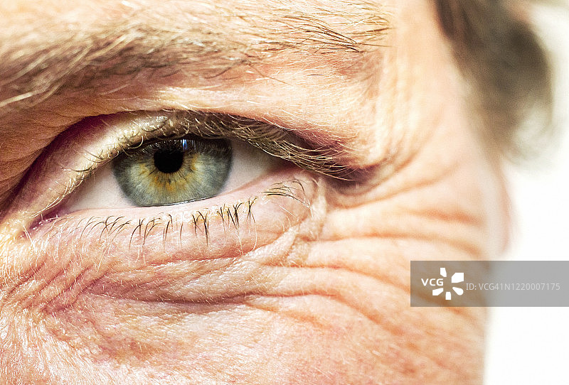中年妇女眼部的特写，带有微笑纹图片素材