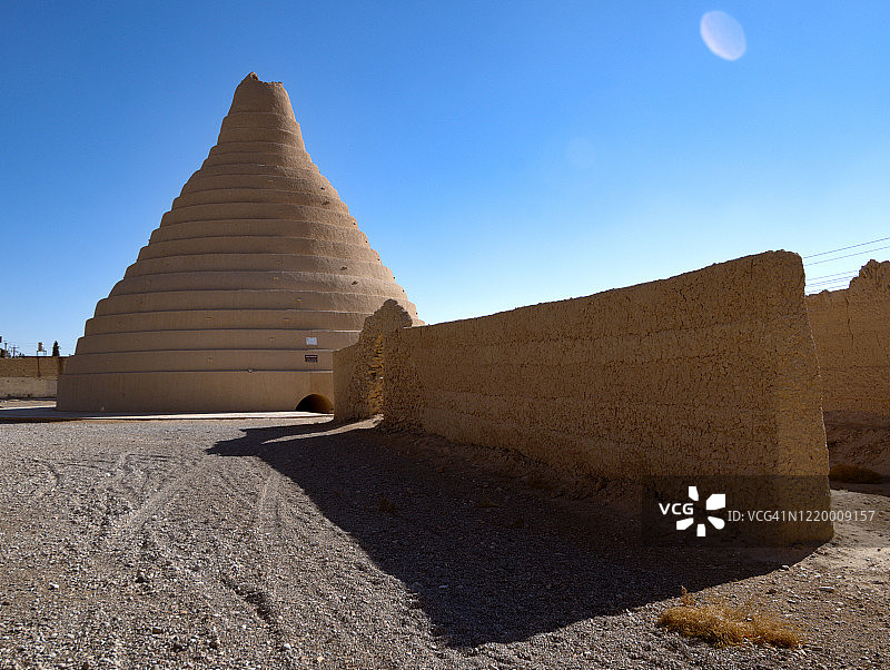 伊朗亚兹德阿巴尔库的神秘圆锥形土坯砖结构古老冰窖图片素材