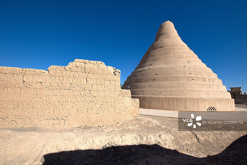 伊朗亚兹德阿巴尔库的神秘圆锥形土坯砖结构古老冰窖图片素材
