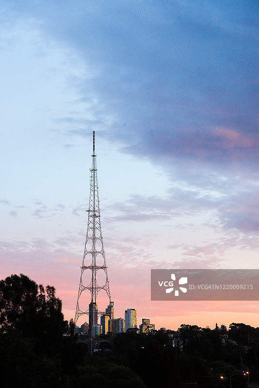 带有公司建筑的电信塔图片素材