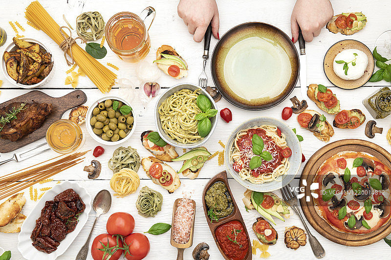 木桌上烹饪的不同食物图片素材