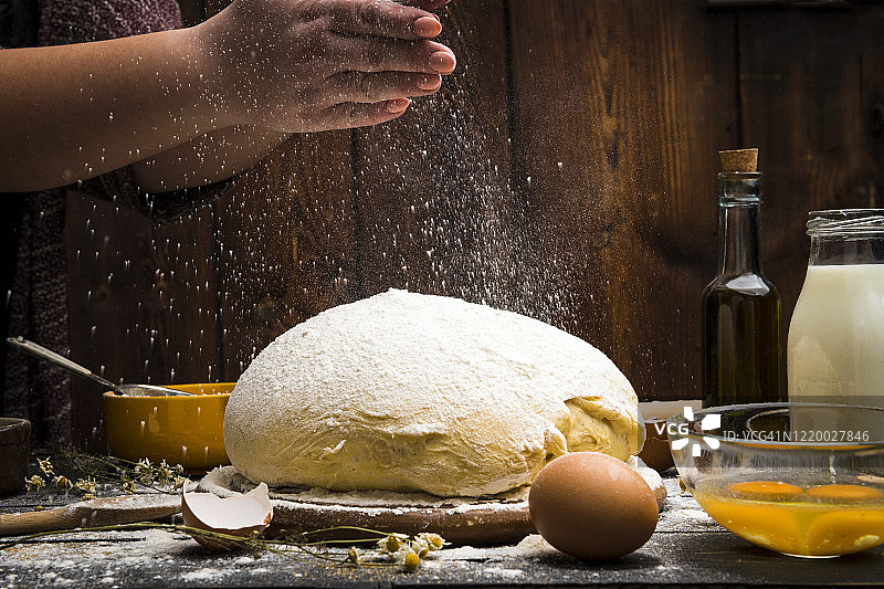 在厨房里制作新鲜的酵母面团图片素材