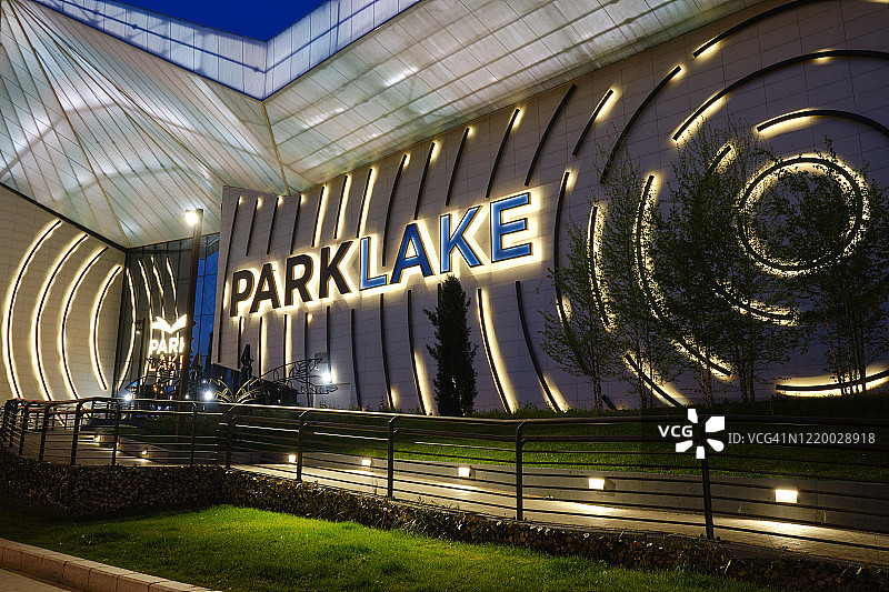新冠疫情封锁期间，星期六晚上的ParkLake购物中心主入口，周围没有人，通常这是一周中非常繁忙的地方图片素材