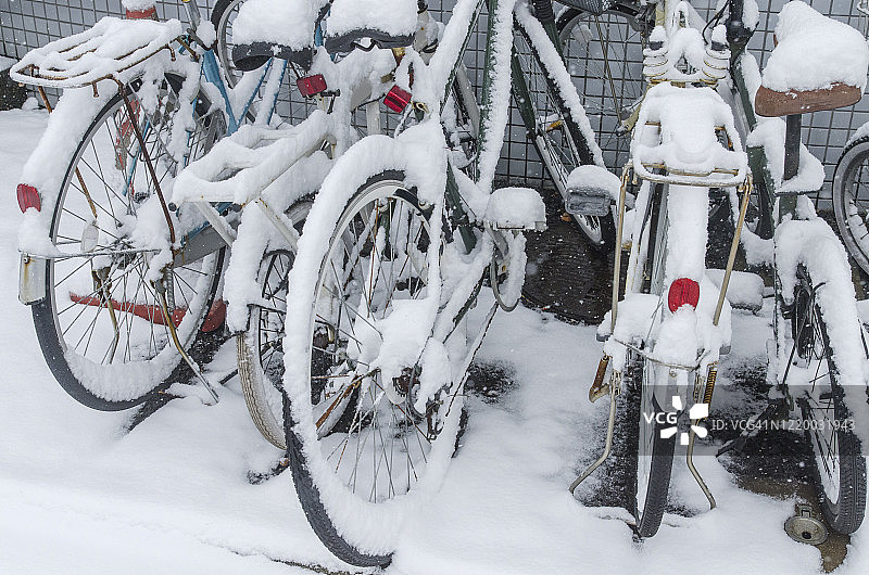 雪天停放的自行车图片素材