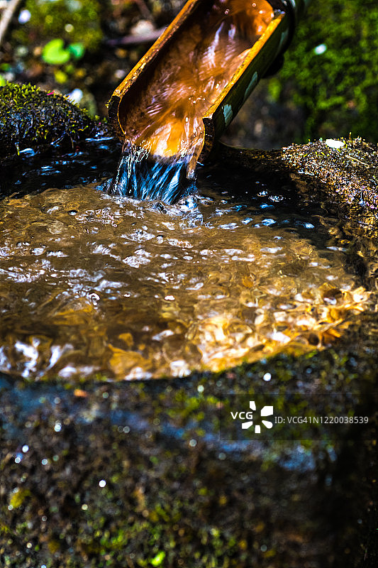 竹筒中流出的美丽泉水图片素材