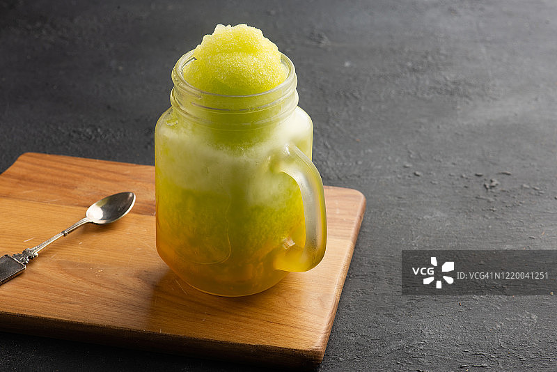 深色背景下的绿色冰沙图片素材