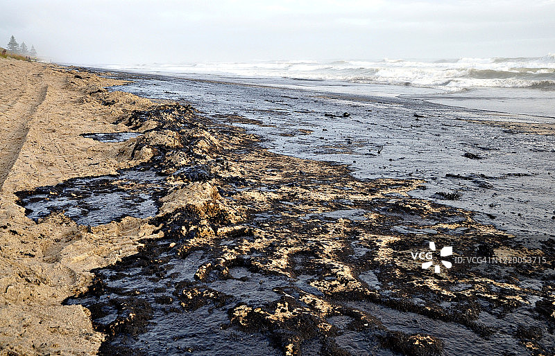 海滩上的石油泄漏图片素材