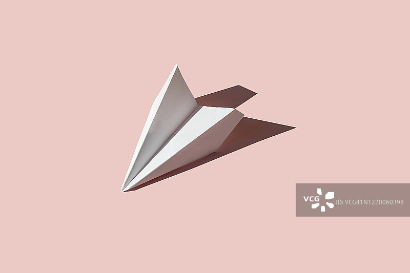 粉色背景上的纸飞机图片素材
