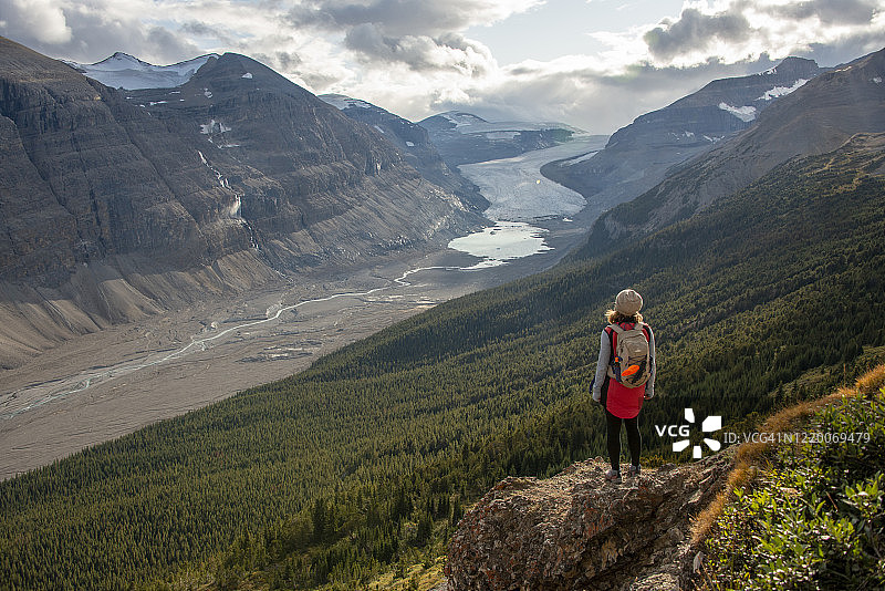 徒步旅行的女人在加拿大班夫国家公园欣赏哥伦比亚冰原的萨斯喀彻温冰川图片素材
