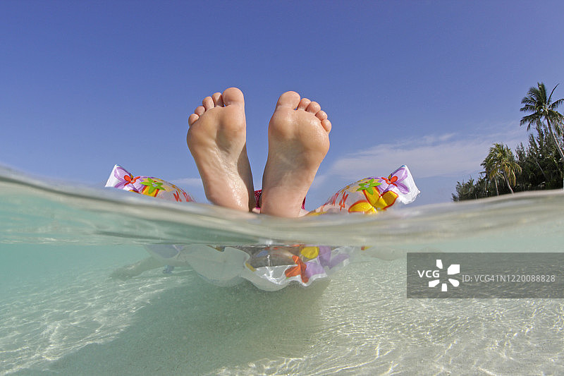热带海域气垫上的双脚图片素材
