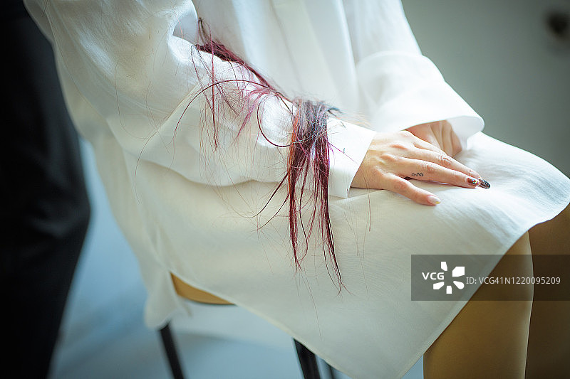 女人剪染成红色的头发图片素材