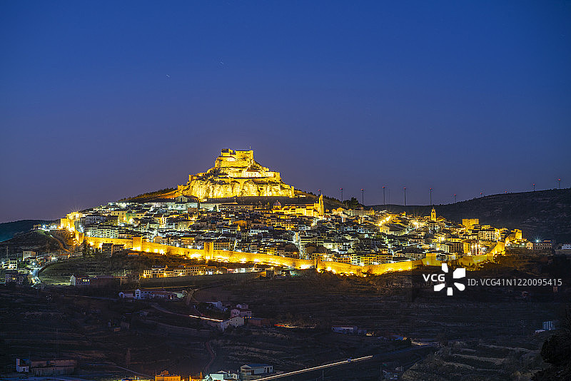 西班牙卡斯特利翁省莫雷利亚村庄日落天际线图片素材