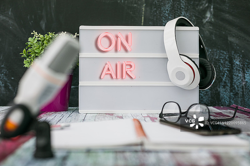 带有直播标志的旧录音室中的麦克风图片素材