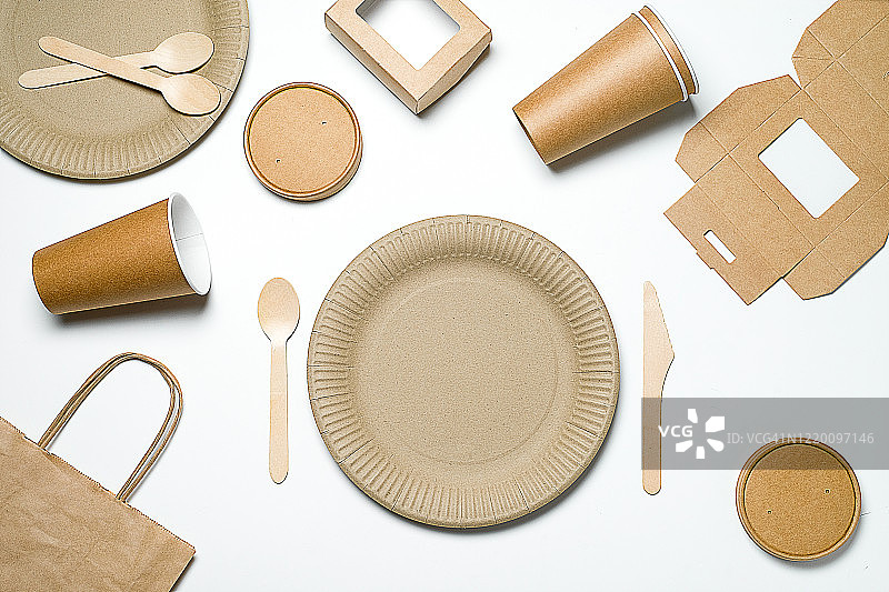 白色背景上的竹木和纸制一次性餐具图片素材