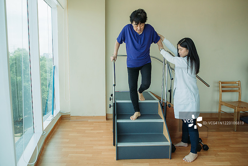 中国老年妇女在康复中心接受理疗师的帮助图片素材