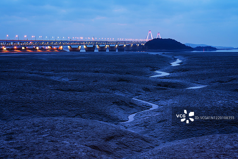 韩国仁川鼎足津泥滩和永宗大桥海景图片素材